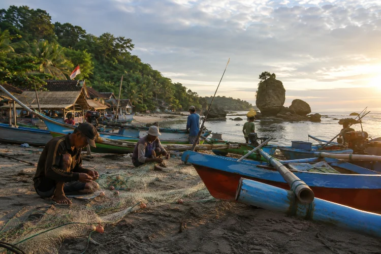 Jejak Kehidupan Nelayan Tradisional di Pesisir Sawarna