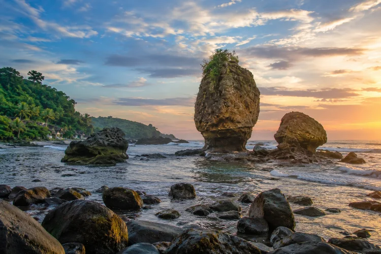 Sejarah Tanjung Layar, Ikon Alam dan Legenda Desa Sawarna